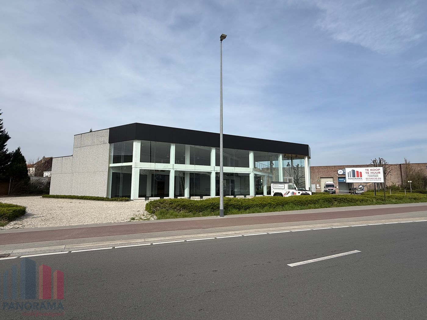 Bâtiment commercial polyvalent avec salle d'exposition, entrepôt et espace casco – À vendre à Sint-Pieters-Leeuw - photo 1