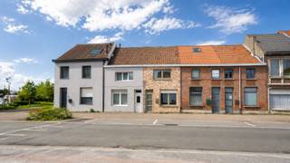 Bij het betreden van deze woning komt u terecht in de inkom die u leidt naar de woonkamer. Aansluitend bevindt zich de keuken, die voorzien is van...