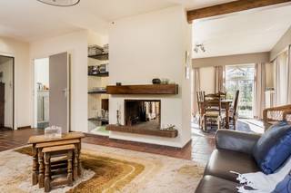 <p><span>Laagbouwvilla in het groen met absolute privacy, op wandelafstand van het centrum.</span></p><p><span>Via een lange, private oprit bereikt u deze charmante villa, gelegen op een absolute toplocatie in Bonheiden. Hier geniet u van rust, privacy en een unieke woonbeleving, terwijl alle voorzieningen zich op wandelafstand bevinden.  Binnenin baadt de woning in het licht dankzij de grote raampartijen, die zorgen voor een mooie connectie met de tuin en het omliggende groen. De indeling is praktisch en aangenaam: een ruime leefruimte, opgedeeld in een gezellige eetkamer en woonkamer, gescheiden door een sfeervol haardelement. Een aparte leefkeuken met berging biedt directe toegang tot de inpandige garage. Vanuit de centrale hal bereikt u het gastentoilet, de badkamer en 2 volwaardige slaapkamers van 16,1m² en 13,8m². Daarnaast zijn er nog twee extra kamers, elk 7,68 m², gescheiden door een ingemaakte kastenwand, ideaal als extra slaapkamer, bureau, hobbyruimte of dressing. De achterste slaapkamer geeft toegang tot de veranda en de zonnige achtertuin met terras en tuinhuis. Aan de zijkant van de woning bevindt zich een tweede terras, toegankelijk vanuit de leefruimte perfect om op elk moment van de dag van de zon te genieten.</span></p><p><span>Technisch is de woning reeds voorzien van dubbele beglazing en een condenserende gaswandketel (2019). Mits het plaatsen van bijkomende zolderisolatie behaalt de woning een EPC-score D. </span></p>