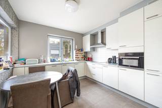 Stijlvol energiezuinig appartement met twee slaapkamers en garage .Binnenkomen doe je in de ruime, lichtrijke leefruimte met een open, volledig...