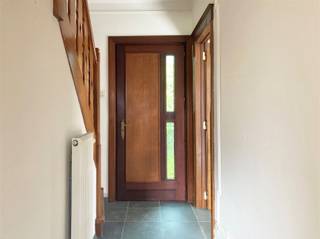 <p><span>Deze woning met tuin in een rustige wijk.</span></p><p><span> </span></p><p><span>Indeling </span></p><p><span> </span></p><p><span>De woning omvat op het gelijkvloers een inkomhal, een ruime living bestaande uit 2 delen, een keuken uitgerust met alle toestellen, een koele, ruime (was)berging, een droge kelder en een apart toilet. </span></p><p><span>Op de eerste verdieping vind je 2 slaapkamers en een badkamer  uitgerust met een douche, lavabo en toilet. Tot slot heeft de woning ook een zolder (bergruimte). </span></p><p><span>De woning heeft een mooie grote, zonnige tuin met een ruime tuinberging + garage. Naast de woning vind je een oprit met parkeergelegenheid voor 2 a 3 wagens. </span></p><p><span> </span></p><p><span>Wat maakt deze woning interessant? </span></p><p><span> </span></p><p><span>Gunstige en rustige ligging nabij N60 en het station van Eine</span></p><p><span>Grote onderhoudsvriendelijke en zonnig tuin</span></p><p><span>Veel parkeergelegenheid </span></p><p><span> </span></p><p><span>Ook benieuwd om deze woning te bezichtigen? </span></p><p><span>Vraag je bezoek aan via onze site immodhondt.be</span></p>