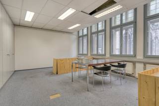 Gelegen op een van de meest strategische locaties in Gent, wordt deze casco ruimte van ongeveer 376 m² te koop aangeboden. Het pand biedt een onbelemmerd uitzicht op de Sint-Niklaaskerk en bevindt zich in de directe nabijheid van alle centrumvoorzieningen.De open structuur maakt diverse herbestemmingen mogelijk, van residentieel wonen tot commercieel gebruik.Een zeldzame troef in deze autoluwe zone is de optie tot aankoop van een bijbehorend parkeerplateau voor € 250.000.Bestuursmaatregelen in het maatregelenregister: in aanvraag