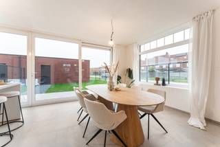 Deze nieuwe, energiezuinige woning bouwen we binnenkort nabij de Kortrijkstraat in Menen: een nieuwe, aangename woonbuurt op 1,9 km van de Grote Markt met een ruim aanbod aan winkels en horecazaken. Via de N32 geniet je van een vlotte verbinding met de A19, E403, ... Menen ligt aan de Leie met tal van mooie wandel- en fietsroutes.
Deze tijdloze nieuwbouwwoning beschikt over: een inkomhal met toilet, een ruime woon- en eetkamer met veel lichtinval, een -naar eigen keuze ingerichte- open keuken, een aansluitende berging en een zuid gerichte tuin waar een dubbele garage met fietsen- en tuinberging opgericht wordt. Op de eerste verdiepding vind je 2 slaapkamers, een badkamer, een afzonderlijk toilet en een berging. De tweede verdieping herbergt nog eens 2 slaapkamers. Kortom: deze woningen bieden een zee aan ruimte!
Je kiest zelf de afwerkingsmaterialen voor keuken, badkamer, vloeren en binnendeuren. Zo kan je precies wonen zoals jij het zelf wilt. Het gebruik van een warmtepomp, in combinatie met vloerverwarming en zonnepanelen zorgt er bovendien door dat jouw toekomstige energiefactuur onder controle blijft (E10).
Een kijkje nemen? Deze nieuwe woning bouwen we nabij Groenestraat 61. Wil je graag meer info? Contact ons en ontdek alle details!