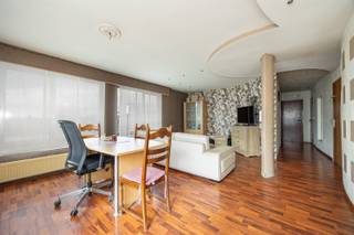 <p>Gelegen vlakbij de Bisschoppenhoflaan met vlotte verbinding naar autostrade en industriezone langs Albertkanaal.</p><p>Dit appartement situeert zich op de derde verdieping en omvat een leefruimte (ca. 28m2) op laminaatvloer, open ingerichte keuken, twee slaapkamers (ca. 13/7m2), de oorspronkelijke badkamer doet momenteel dienst als berging/CV-ruimte.<br />Badkamer voorzien van ligbad en douche + lavabo.</p><p>Maandelijkse lasten ca. 50eur/mnd (minuterie/water)</p><p>extra's:<br />- EPC 397kWh/m2 (geen renovatieplicht)<br />- mits renovatie een ideaal appartement voor starters of als investering<br />- geen lift</p><p>Info/bezoek: 03/283 83 00 - noord@sinjoor.be</p>