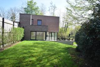 MEELSTRAAT 9 - 8800 ROESELARE <br /><br />Deze recente alleenstaande woning met tuin is gelegen in een rustige en groene omgeving, en toch vlakbij het centrum van Roeselare.<br /><br />De woning bestaat uit een inkomhal met gastentoilet, een lichtrijke leefruimte met grote glaspartijen en aansluitend een moderne open keuken met eiland. Verder beschikt de woning over een wasplaats en dressing.<br /><br />Op de verdieping bevinden zich 3 slaapkamers, een badkamer met dubbele lavabo, ligbad en instapdouche, evenals een tweede toilet.<br /><br />Aangename tuin met zonnig terras en buitenberging.<br />Carport aanwezig.<br /><br />Beschikbaar vanaf 1/08/2026