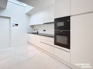 Deze instapklare rijwoning met drie slaapkamers is gelegen in een rustige en groene omgeving nabij het commerciële centrum van Oostkamp.De woning...