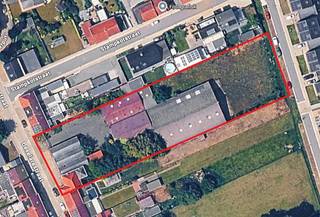 <strong>Geluwe - Halfopen woning met garage + 3 loodsen op 3802m² te koop.</strong><br /><br /><strong>WONING</strong> indeling:<br /><u>Gelijkvloers:</u> inkom, bureel/slaapkamer, living met open haard, keuken met ontbijthoek, berging en badkamer<br /><u>1ste verdieping:</u> 3 ruime slaapkamers en badkamer<br /><u>2de verdieping:</u> 1 slaapkamer en grote zolder (mogelijkheid tot extra kamers)<br /><br /><strong>LOODSEN:</strong><br />3 ruime loodsen
<ul><li>Vooraan: 225m²</li><li>Achteraan links: 294m²</li><li>Achteraan rechts: 1042m²</li></ul>
Totale oppervlakte loodsen = 1561m²
