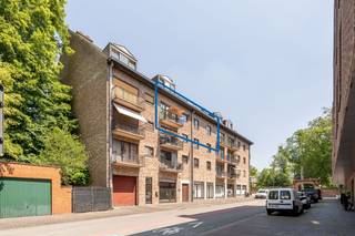 Dit<strong> lichtrijke appartement</strong> bevindt zich op een<strong> absolute toplocatie</strong>, aan het <strong>begin van de Dreve</strong> en vlak <strong>aan de Grote Markt</strong> van <strong>Ingelmunster</strong>.<br />Winkels, horeca, openbaar vervoer en andere voorzieningen bevinden zich letterlijk om de hoek.<br /><br />Met een<strong> bewoonbare oppervlakte van 84m²</strong> biedt dit appartement een <strong>aangename en praktische indeling.</strong><br />Via de<strong> inkomhal</strong> bereikt u de <strong>ruime en lichtrijke woonkamer</strong>, die toegang biedt naar <strong>het balkon</strong>. Aansluitend bevindt zich<strong> de keuken</strong>, die reeds volledig werd <strong>vernieuwd en voorzien is van alle hedendaagse comfort.</strong><br />Verder beschikt het appartement over <strong>2 volwaardige slaapkamers</strong>, een <strong>badkamer</strong>, een <strong>apart</strong> <strong>gastentoilet</strong> en een <strong>praktische berging</strong>. <br />Daarnaast is er in de kelder nog een <strong>extra privatieve berging </strong>aanwezig.<br /><br /><strong>Troeven:</strong><br />- gunstig EPC label A = laag energieverbruik<br />- elektrische zonwering<br />- extra berging in de kelder<br />- 2017: keuken vernieuwd<br /><br /><strong>Interesse?</strong> Contacteer Julie vrijblijvend via<strong> julie@immo-casa.be</strong> of bel naar <strong>0493/19 85 97</strong> voor meer info of een bezoek ter plaatse.