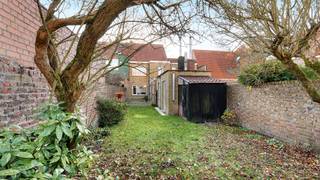 Deze degelijk gebouwde en karaktervolle woning is gunstig gelegen langs de Graaf Jansdijk, in het hart van Oud-Knokke. Dankzij de mooie, diepe...