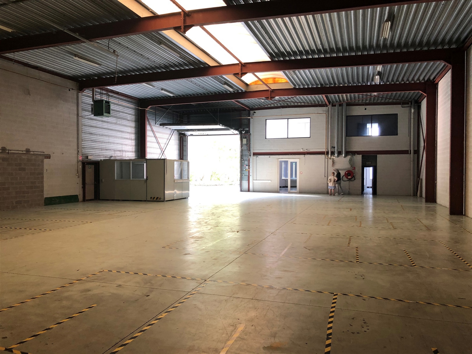 Aartselaar: Magazijn 547m² met aangename kantoren 288m² - foto 2