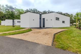 <strong><span>Investeren én genieten in deze luxueuze vakantiewoning in EuroParcs Hoge Kempen</span></strong><br /><br /><br />Droomt u van een tweede verblijf midden in het groen, gecombineerd met een interessant rendement?<br />Deze stijlvolle Lake House voor 6 personen op EuroParcs Hoge Kempen in Zutendaal biedt het beste van beide werelden: een zorgeloze investering én een plek om zelf helemaal tot rust te komen!<br />Gelegen op een prachtig perceel <u>eigen grond</u> van 4a47ca, bevindt deze vakantiewoning zich in één van de mooiste natuurregio’s van België, vlak bij het Nationaal Park Hoge Kempen.<br /><br /><br /><strong>Een toplocatie midden in de natuur</strong><br /><br />EuroParcs Hoge Kempen ligt in het gezellige Zutendaal, ook wel gekend als het “groenste snoepje van Vlaanderen”.<br />Het park grenst aan het Nationaal Park Hoge Kempen, waar eindeloze wandel- en fietsroutes u meenemen door bossen, heidevelden en langs idyllische waterpartijen.<br /><br />Daarnaast geniet deze locatie van een uitstekende bereikbaarheid en een centrale ligging.<br />Steden zoals Maastricht (NL), Genk en Hasselt bevinden zich op korte afstand en in de directe omgeving vindt u tal van gezellige horecazaken, winkels en recreatiemogelijkheden.<br /><br />De vlotte verbinding vanuit zowel België als Nederland maakt deze vakantiewoning extra aantrekkelijk voor eigen gebruik én verhuur.<br />De combinatie van natuur, recreatie en bereikbaarheid maakt deze locatie bijzonder aantrekkelijk voor vakantiegangers!<br /><br /><br /><strong>Het vakantiegevoel het hele jaar door</strong><br /><br />Het park zelf staat bekend om zijn kwalitatieve uitstraling, groene omgeving en uitgebreide faciliteiten.<br />Eigenaars en gasten genieten hier van een ontspannen sfeer met alle comfort binnen handbereik.<br /><br /><span>Bovendien biedt EuroParcs verschillende formules aan; volledig eigen gebruik, zelf verhuren, verhuur en beheer via EuroParcs of een combinatieformule.</span><br />Meer informatie over de verschillende eigenaarsmodellen kunt u via onderstaande link terugvinden:<br />https://gebruikersmodellen.europarcs.nl/6-eigenaarmodellen<br /><br />Dankzij de professionele ondersteuning van EuroParcs geniet u van een zorgeloze investering met maximale flexibiliteit.<br /><br /><br /><strong><u>Lake House 6</u> stijlvol, comfortabel en instapklaar</strong><br /><br />Deze moderne 6-persoons vakantiewoning combineert hedendaagse architectuur met warme, natuurlijke materialen.<br />De grote raampartijen zorgen voor veel lichtinval en creëren een heerlijk open gevoel tussen binnen en buiten.<br /><span>Verder beschikt de woning over een gezellige leefruimte met open keuken, drie ruime tot comfortabele slaapkamers, een moderne badkamer voorzien van een dubbele lavabo, toilet en een inloopdouche en nog een apart gastentoilet en berging.<br /><br />De woning is uitgerust met airconditioning, waardoor u in elk seizoen geniet van een aangenaam binnenklimaat.<br />De vakantiewoning wordt bovendien volledig aangeboden inclusief inventarispakket en stijlvolle stoffering, zodat ze meteen gebruiksklaar is voor eigen verblijf of verhuur!</span><br /><br /><span>Ook buiten werd aan alles gedacht!<br />De aangelegde tuin, het ruime terras en de private parking vormen een mooi verlengstuk van de woning en worden volledig onderhouden door EuroParcs.<br />Zo geniet u zonder zorgen van rust, comfort en vakantiegevoel in een groene omgeving.</span><br /><br /><br /><span><strong>Duurzaam investeren</strong></span><br /><br />Deze vakantiewoning werd gebouwd met aandacht voor duurzaamheid, comfort en kwaliteit.<br />Zo is hij uitgerust met vier zonnepanelen, energiezuinige technieken en een ventilatiesysteem type C+.<br />In combinatie met de kwalitatieve materialen draagt dit niet alleen bij aan een comfortabele woonervaring, maar ook aan een duurzame en toekomstgerichte investering.<br /><br /><br /><strong>Interessant rendement</strong><br /><br />Naast het eigen vakantiegevoel biedt deze woning ook een aantrekkelijk investeringspotentieel:
<ul>
<li><span>Goed rendement (op aanvraag)</span></li>
<li><span>eigen grond inbegrepen </span></li>
<li><span>onderhoud parkbijdrage: € 3.216 per jaar</span><br /><br /> </li>
</ul>
<strong>Alle highlights nog eens op een rijtje</strong><br /><br />✔ Lake House voor 6 personen<br />✔ Gelegen op eigen grond van 4a47ca<br />✔ Airco aanwezig<br />✔ Ventilatie type C+<br />✔ 4 zonnepanelen<br />✔ Inventaris en stoffering inbegrepen<br />✔ Aangelegde tuin, terras en parking<br />✔ Onderhoud omgeving door EuroParcs<br />✔ Mogelijkheid tot eigen gebruik en/of verhuur<br />✔ Vast rendement van 5,5%<br /><br />Kortom een unieke kans om te investeren in een stijlvolle vakantiewoning op een toplocatie in Limburg!<br /><br />Heeft deze vakantiewoning in Zutendaal uw interesse gewekt? Neem dan snel contact met ons op via 089 23 44 22 of mail naar info@immoverslegers.be!<br /><br /><u><strong>De verkoop van deze vakantiewoning gebeurt onder het btw-regime</strong></u>. <br /><br /><em>-Stedenbouwkundige informatie in aanvraag-</em><br /><br />