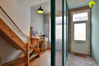 <p><span>In de bruisende wijk 'Kiel', vinden we deze boeiende rijwoning met een bewoonbare oppervlakte van 110 m², verdeeld over 3 verdiepingen. </span></p><p><span>Winkels en scholen bevinden zich vlakbij en openbaar vervoer (bus en tram) bevinden zich op wandelafstand. Je bent ook razendsnel bij de Antwerpse Binnenstad, de Antwerpse Ring, de A12, en de omliggende dorpskernen.</span></p><p><span> </span></p><p><span>De woning, die oorspronkelijk werd opgericht rond 1900, is instapklaar en heeft een aangename zuid-oost gerichte tuin.</span></p><p><span>Ze beschikt overal over dubbele en hoogrendements-beglazing, het platte dak van de uitbouw en de achtergevel zijn geïsoleerd en de verwarming verloopt op gas met een zuinige condensatieketel (2021). </span></p><p><span>De elektriciteit is conform aan de voorschriften van het AREI en er is geen asbest aangetroffen.</span></p><p><span> </span></p><p><span>Indeling:</span></p><p><span>We betreden de woning in de inkomhal waar ook een gastentoilet en berging voorzien zijn. Centraal heeft de huidige eigenares ervoor gekozen om 2 slaap-compartimenten met schuifdeuren in te richten.</span></p><p><span>Helemaal achteraan is er een open ruimte van +/- 20 m² met gepolierde betonvloer en een schuifraam dat toegang geeft naar de tuin. Je passeert hier eerst het aangelegde terras met een overkapping die werd dicht-gerijgd door een druivelaar.</span></p><p><span>De tuin zelf is ongerept en dankzij hoge begroeiing rondom geniet je hier van zalige rust en privacy.</span></p><p><span>Op de eerste verdieping is de keuken ingericht met een kastenwand, vaatwasser en gaskookplaat met dampkap. Er is een losse koelkast in een passende kast geplaatst en aansluiting voor een wasmachine, dewelke ook op het gelijkvloers kan worden aangesloten. Aansluitend is er nog een gezellig terras ingericht op het platte dak van de uitbouw. </span></p><p><span>Aan de voorzijde is een zithoek met open vide naar het dak.</span></p><p><span>Op de bovenste verdieping is er een ruime kamer voorzien met hoog plafond, een toilet, douche en lavabomeubel.</span></p><p><span> </span></p><p><span>Graag som ik voor u de troeven van deze charmante starterswoning nog eens op:</span></p><ul><li><span>Zeer centrale locatie: levendige buurt nabij grote invalswegen en winkels</span></li><li><span>Conforme elektriciteit en asbestveilig</span></li><li><span>Royale lichtinval dankzij grote ramen, lichtkoepels en open vide</span></li><li><span>Alternatieve invulling mogelijk dankzij aansluitingen op elke verdieping</span></li></ul><p><span> </span></p><p><span>EPC: 308 kwh/m² - label D</span></p><p><span>Waterinfo: P-score A - G-score A</span></p><p><span> </span></p><p><span>Voor meer info kan u ons contacteren op het nummer 03 449 42 41 of mail ons via <span>hallo@habicom.be</span></span></p><p><span>Wenst u de waarde van uw eigendom te kennen ? Contacteer vrijblijvend onze habicom expert in uw buurt.</span></p><p><span> </span></p><p><span> </span></p>