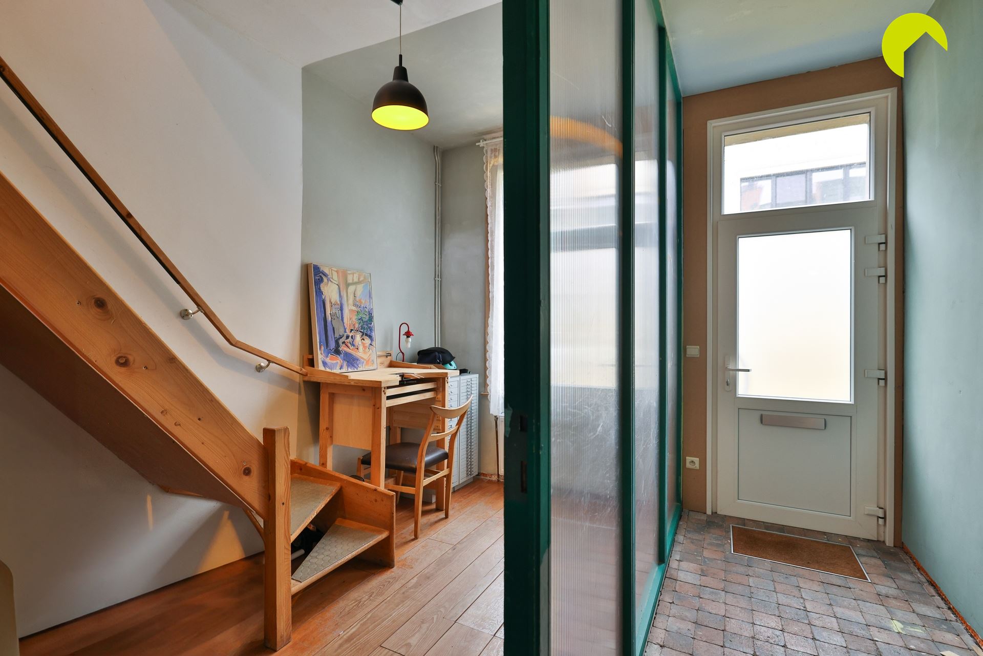 Kleurrijke woning met atypische indeling en toffe tuin! - foto 2