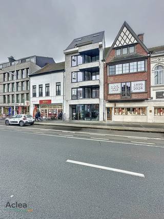 OPEN BEZOEK MOMENT - ZATERDAG 13/04 - 10u TOT 12u30<br />In het commerciële centrum van Eeklo verrijst dit nieuw modern gebouw, genaamd Residentie Florence. De residentie zal bestaan uit een handelsgelijkvloers, 3 appartementen en een duplex penthouse.<br /><br />Op het gelijkvloers is een ruim handelsgelijkvloers voorzien van maar liefst 119m². Dit is de ideale locatie voor wie een handelszaak of kantoor wil uitbouwen met grote visibiliteit dankzij de vele passage van voetgangers en verkeer. De mooie vitrine van ruim 4 meter breed zal ervoor zorgen dat uw zaak maximaal onder de aandacht zal komen. <br /><br />Het pand wordt casco aangeboden (water- en winddicht) zodat u vrij bent in de afwerking volgens uw noden van uw zaak. Op deze manier kan u geheel uw eigen touch kan geven aan de inrichting en de sfeer. In de kelderverdieping is er nog een privatieve berging aanwezig (4,39m²) en een gemeenschappelijke fietsenberging. <br /><br />Er is tevens de mogelijkheid om de handelszaak te laten afwerken door de bouwpromotor. <br /><br />Dit is dé uitgelezen kans voor uw zaak op een toplocatie in centrum Eeklo !<br /><br />