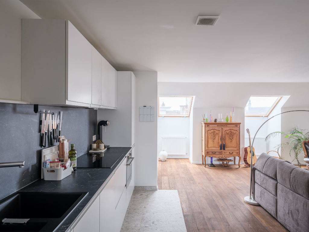 Stijlvol duplex appartement met 2 slaapkamers en terras, centraal gelegen in het bruisende centrum nabij alle belangrijkste straten en pleinen van Gent. - foto 2