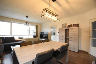 Dit aangename appartement is gelegen in Melsele, op een centrale en vlot bereikbare locatie, nabij winkels, scholen en openbaar vervoer.<br /><br />Je komt het appartement binnen via de inkomhal, die toegang geeft tot de gezellige leefruimte.<br />Aansluitend bevindt zich de keuken, met rechtstreekse toegang tot <strong>het terras</strong>. Verder is er een praktische bergplaats voorzien.<br />Het appartement beschikt over <strong>twee slaapkamers </strong>en een badkamer met lavabomeubel, ligbad en toilet.<br />Als extra troef is er bovendien een garage inbegrepen.<br /><br />PVC-ramen met driedubbel glas, verwarming op aardgas.<br />Bron bewoonbare oppervlakte : EPC - certificaat<br /><br />Dankzij de gunstige ligging en vlotte verhuurbaarheid is dit appartement niet alleen ideaal voor eigen bewoning, maar ook uitermate<strong> interessant als investering</strong>.<br /><br />Een praktisch en functioneel appartement op een gegeerde ligging in Melsele.<br />Zeker een bezoek waard! Bel ons 03/775.78.79.<br />Ben je ook van plan je eigendom te verkopen? Maak een afspraak voor een gratis schatting, wij maken er samen een succesverhaal van !