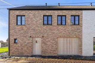 <p><span><span><strong>TE KOOP: Moderne nieuwbouwwoning met 3 slaapkamers in Geetbets!</strong></span></span></p><p><span><span>Ontdek deze ruime en hedendaagse nieuwbouwwoning, gelegen op de hoek van de Kolkstraat en de Steenweg op Kortenaken in Geetbets. Deze halfopen bebouwing maakt deel uit van een kleinschalig woonproject van vier koppelwoningen, gebouwd volgens de huidige normen en met oog voor comfort, energiezuinigheid en kwaliteit.</span></span></p><p><span><span>De woning bevindt zich op wandelafstand van het centrum van Geetbets, waar alle nodige voorzieningen zoals winkels, scholen en openbaar vervoer vlot bereikbaar zijn. Dankzij de doordachte indeling, grote woonoppervlakte en hoogwaardige afwerking is deze woning ideaal voor gezinnen of wie op zoek is naar extra ruimte.</span></span></p><p><span><span><strong>Ligging:</strong></span></span></p><p><span><span>Deze halfopen bebouwing is gelegen in een aangename en goed bereikbare buurt in Geetbets. De centrale ligging zorgt voor een vlotte verbinding met omliggende gemeenten, terwijl je toch geniet van een rustige woonomgeving. Alle dagelijkse voorzieningen bevinden zich op wandelafstand, wat deze locatie bijzonder praktisch maakt.</span></span></p><p><span><span><strong>Indeling:</strong></span></span></p><p><span><span>Gelijkvloers: Inkomhal met apart gastentoilet, lichtrijke woonkamer met eethoek, open keuken (De keuken wordt niet geplaatst, zodat u deze volledig naar eigen smaak en budget kan inrichten), aansluitende berging met achterdeur naar de tuin en inpandige garage.</span></span></p><p><span><span>Eerste verdieping: Nachthal, drie volwaardige slaapkamers, twee badkamers en een extra berging.</span></span></p><p><span><span>Zolderverdieping: Volwaardige zolder bereikbaar via vaste trap, met mogelijkheid tot het creëren van één of twee extra slaapkamers of een bureau.</span></span></p><p><span><span>Tuin &amp; Terras:<strong> </strong>Aangelegde tuin met terras van 26 m², ideaal om in alle rust te genieten.</span></span></p><p><span><span>Deze woning wordt volledig afgewerkt, exclusief keuken.</span></span></p><p><span><span><strong>Troeven:</strong></span></span></p><ul><li><span><span>Nieuwbouwproject!</span></span></li><li><span><span>Zonnepanelen!</span></span></li><li><span><span>Warmtepomp met vloerverwarming over heel de woning!</span></span></li><li><span><span>Ruime en praktische indeling!</span></span></li><li><span><span>Mogelijkheid tot extra slaapkamers/bureau!</span></span></li><li><span><span>Inpandige garage</span></span></li><li><span><span>Centrale ligging nabij centrum!</span></span></li><li><span><span>Ideaal voor gezinnen!</span></span></li><li><span><span>Triple glas met Argon!</span></span></li><li><span><span>Lage E-peil waardoor je de eerste 5 jaar geen KI betaald!</span></span></li></ul><p><span><span><strong>EPB-plichtig</strong></span></span></p><p><span><span><strong>G-score: onbekend</strong></span></span><br /><span><span><strong>P-score: C</strong></span></span><br /><span><span><strong>Stedenbouwkundige info: woongebied – bouwvergunning – geen voorkooprecht </strong></span></span><br /><span><span><strong>Beschikbaar bij akte.</strong></span></span></p>