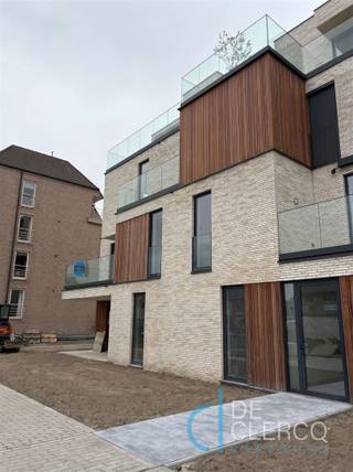 <p><span>Dit compleet nieuwbouw appartement zal volledig instapklaar afgewerkt worden en tot in de puntjes geschilderd zodat u enkel nog naar eigen wens hoeft in te richten.</span></p><p><span>Het appartement wordt betreden langs de inkomhal met toilet en techniekenruimte met wasplaats. De leefruimte is voorzien van een raamwand waardoor er zeer veel natuurlijk lichtinval is. De open keuken is modern afgewerkt met licht kleurige materialen zodoende het appartement een frisse look heeft en steeds tijdloos met elk interieur meegaat. Het schuifraam in de living geeft uit op het terras afgewerkt met warme houttint en een modern glazen balkon. Met het uitzicht op de voorkant van de straat kijkt u steeds op een levendige buurt. Verder is er een gloednieuwe badkamer met inloopdouche,  lavabomeubel en spiegelkast aanwezig alsook 2 slaapkamers met ingemaakte dressingkasten. Tot slot wordt het appartement aangevuld met een handige kelderberging én ondergrondse autostaanplaats.</span></p><p><span>Het appartement voldoet geheel aan de nieuwste energievereisten zoals vloerverwarming met warmtepomp (ook koelende functie), ventilatie en zonnepanelen: EPC A, e-peil 30!</span></p><p><span>De ligging is uitstekend in het centrum van Lochristi recht tegenover een grote supermarkt, alle nodige voorzieningen op fietsafstand en een goede busverbinding!</span></p><p><span>De maandelijkse huurprijs van dit instapklaar appartement inclusief staanplaats én gemeenschappelijke kosten bedraagt 1.200 euro. VRIJ vanaf 1 oktober 2026.</span></p><p><span>Wordt u de eerste inwoner van dit prachtig knus appartement? Maak nu uw afspraak via anais@vastgoed-dc.be of via de website! </span></p>