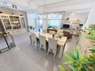 INSTAPKLAAR GELIJKVLOERSAPPARTEMENT MET TERRAS, 2 SLAAPKAMERS EN PARKEERPLAATS IN GOEFERDINGE.Op zoek naar comfortabel en energiezuinig wonen in een...