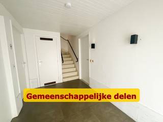 Investeringspand met drie wooneenheden en drie garages op gunstige locatie in KortrijkIn een vlot bereikbare buurt van Kortrijk vinden we dit degelijk appartementsgebouw terug, bestaande uit drie afzonderlijke appartementen en drie privatieve garages. Deze eigendom vormt een interessante opportuniteit voor investeerders die op zoek zijn naar een rendabel vastgoedproject met een beperkt beheer en lage gemeenschappelijke lasten.Het gebouw omvat twee volwaardige appartementen met twee slaapkamers en een aangenaam balkon, aangevuld met een gelijkvloers appartement met één slaapkamer en een eigen terras. Iedere woonentiteit beschikt over een afzonderlijke garage, wat de verhuurbaarheid en de waarde van het geheel aanzienlijk versterkt.De eigendom onderging in 2016 een uitgebreide renovatie en werd sindsdien zorgvuldig onderhouden. Met gunstige EPC-scores (label B), vernieuwd buitenschrijnwerk en conforme elektrische installaties biedt dit pand een duurzame investering zonder onmiddellijke kosten. Bovendien is er geen syndicus actief binnen het gebouw, waardoor de gemeenschappelijke uitgaven beperkt blijven en het beheer overzichtelijk is.Het gelijkvloerse appartement is momenteel niet verhuurd en staat ter beschikking van een nieuwe eigenaar of huurder. Bij volledige bezetting kan het gebouw een maandelijkse huuropbrengst genereren van ongeveer € 2.400, wat dit pand bijzonder interessant maakt voor wie op zoek is naar een stabiele investering met onmiddellijk rendement.