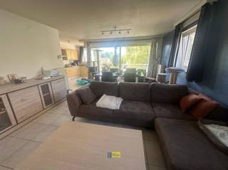 <p><span>Lichtrijk appartement met 2 slaapkamers, ruim terras en ondergrondse autostaanplaats.</span></p><p><span>Het appartement met EPC B, op de tweede verdieping omvat een inkomhal met ingemaakte kasten, een apart toilet, een ruime leefruimte met open ingerichte keuken, twee slaapkamers, een badkamer met douche en dubbele wastafel en een berging met wasmachineaansluiting.</span></p><p><span> </span></p><p><span>Het appartement is rustig maar gunstig gelegen in Hoboken, in de nabijheid van winkels, scholen, openbaar vervoer en belangrijke verbindingswegen. </span></p><p><span> </span></p><p><span>Korte omschrijving:</span></p><p><span>•  2 slaapkamers</span></p><p><span>•  Ruim terras</span></p><p><span>•  Open ingerichte keuken</span></p><p><span>•  Badkamer met douche en dubbele wastafel</span></p><p><span>•  Apart toilet</span></p><p><span>•  Berging met wasmachineaansluiting</span></p><p><span>•  Ondergrondse autostaanplaats</span></p><p><span>•  EPC B: 193 kWh/m²/jaar</span></p><p><span> </span></p><p><span>Kom niet "te LAET" en maak snel een afspraak via onze website!</span></p>