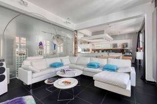 Deze ruime, praktische burgerwoning is schitterend gelegen op wandelafstand van alle centrale locaties (burg, markt, winkelstraten,...) met één van de mooiste plaatsen van Brugge, namelijk het Jan van Eyckplein, om de hoek. In 2010 onderging de woning een totaalrenovatie om tot dit prachtige resultaat te komen. Een combinatie van Brugse charme met een smaakvol, hedendaags interieur. Doorheen de woning kan men de renovatie met oog voor detail oppikken; domotica, ingebouwde televisies, een keuken met alle denkbare ingebouwde toestellen (friteuse, wok, koffiemachine,...) enz...<br /><br />Indeling als volgt; <br />Gelijkvloers: Inkomhal, dubbele volwaardige garage, berging, wasplaats, gelijkvloers buitenberging, kelder. <br />1ste verdieping: toilet, living met luxe keuken, ruim terras. <br />2de verdieping: Slaapkamer 1, slaapkamer 2, ruime badkamer met dressing. <br />3de verdieping: Slaapkamer met douche en toilet. <br /><br />Kortom een prachtige gezinswoning in het centrum!<br /><br />Contacteer Nathan voor een bezoek of meer informatie:<br />0471 49 45 39<br />nathan.peellaert@albert.immo