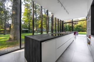 <p><strong>Exclusieve, Volledig Gerenoveerde Villa op een Prachtige Locatie in Schilde</strong></p>
<p>Met trots stellen wij u deze uitzonderlijke, volledig gerenoveerde villa voor, gelegen op een prachtig hoekperceel in het idyllische en residentiële 's-Gravenwezel, vlak bij het centrum van Schilde. Deze unieke woning bevindt zich in een rustige doodlopende straat, op wandelafstand van scholen, openbaar vervoer en winkels – de perfecte balans tussen privacy en bereikbaarheid.<br /><br /><strong>Architecturale Perfectie – Een Samenspel van Verleden en Toekomst</strong><br />De recente totaalrenovatie transformeerde deze villa tot een ware parel, waarbij karaktervolle elementen harmonieus samengaan met hedendaagse luxe en technologie. Elke ruimte vertelt een verhaal: zorgvuldig herontworpen met oog voor detail, kwaliteit en sfeer. Het resultaat is een woning van absolute topklasse, zowel technisch als esthetisch.</p>
<p><strong>Indeling </strong><br />Bij binnenkomst wordt u verwelkomd in een stijlvolle inkomhal met vestiaire en gastentoilet. Van hieruit heeft u toegang tot een polyvalente ruimte, ideaal als bureau of tv-kamer, en een gezellige eetkamer.</p>
<p>De royale leefruimte biedt een prachtig uitzicht op de tuin en sluit naadloos aan op de spectaculaire leefkeuken, ondergebracht in een adembenemende glazen uitbouw. Deze keuken is volledig uitgerust met hoogwaardige toestellen en biedt een perfecte interactie met de buitenruimte – ideaal voor wie houdt van binnen-buiten leven.</p>
<p>Verder op het gelijkvloers is er een dubbele inpandige garage en een praktische berging</p>
<p><strong>Eerste Verdieping </strong><br />De elegante stalen trap leidt naar de eerste verdieping, waar vier ruime slaapkamers onder de indrukwekkende dakstructuren zijn ondergebracht. <br />De master suite is een waar toevluchtsoord, met ruimte voor een dressing, een luxueuze en-suite badkamer en een panoramisch zicht op de tuin.<br />Daarnaast:</p>
<ul>
<li>
<p>Eén slaapkamer met eigen douchekamer</p>
</li>
<li>Twee extra ruime slaapkamers</li>
<li>
<p>Extra badkamer met inloopdouche en dubbele wastafel</p>
</li>
<li>
<p>Apart toilet</p>
</li>
<li>
<p>Praktische waskamer</p>
</li>
</ul>
<p><strong>Buitenruimte – Uw Privé-Oase</strong><br />De riante tuin, omringd door volwassen bomen, biedt een oase van rust en privacy. Het ruime zonneterras vormt de ideale plek om te ontspannen, te genieten van lange zomerdagen of gasten te ontvangen in stijl. Er is een mogelijkheid om een zwembad te laten aanleggen.</p>
<p><strong><br />Bijzonderheden:</strong></p>
<ul>
<li>Totale, hoogwaardige renovatie</li>
<li>Verkoop onder registratie</li>
<li>EPC-label A</li>
<li>Vloerverwarming overal</li>
<li>Grote raampartijen voor optimale lichtinval</li>
<li>Hoogwaardige afwerking en maatwerkoplossingen</li>
<li>Buiten tafeltennis (voor zomer/winter)</li>
</ul>
<p></p>
<p>Voor meer informatie of een bezichtiging aan deze prachtige woning, neem contact met Sigalit via sigalit@reds.be of 0475668474</p>