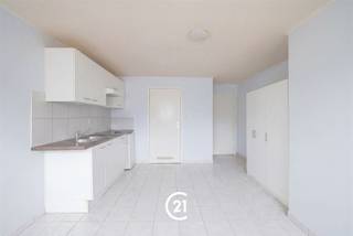 <p>Ce studio, situé dans la Rasphuisstraat, offre une excellente opportunité à la fois comme résidence propre et pour ceux qui recherchent un bien d'investissement intéressant.<br />Cette propriété est en fait actuellement louée.</p><p>Le studio dispose d'un espace de vie avec cuisine et d'une salle de bain avec douche à l'italienne et toilettes.</p><p>L'emplacement est sans aucun doute un atout majeur. Situé à une courte distance du centre de Gand, il est facilement accessible grâce à la proximité des principales voies d'accès et des transports en commun. En outre, les magasins, les restaurants, les établissements d'enseignement et les installations de loisirs sont facilement accessibles.</p><p>En bref, une opportunité idéale pour ceux qui recherchent une maison située au centre ou une propriété avec un potentiel locatif attrayant dans un quartier recherché.</p>