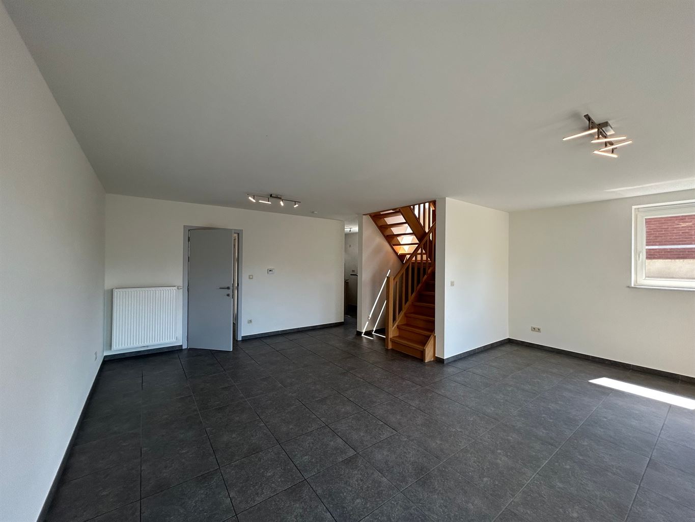 Instapklare stadswoning met 3 slaapkamers, aparte garage en tuintje. - foto 4