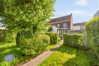 In een rustige en goed bereikbare buurt in Deerlijk bevindt zich deze charmante gezinswoning met 3 slaapkamers, garage en praktische uitweg.Via de inkomhal kom je in de gezellige leefruimte, die mooi aansluit op de eetplaats en keuken. De praktische indeling zorgt voor een aangename flow en voldoende lichtinval. Daarnaast beschikt de woning over een handige berging en directe toegang tot de garage.Op de verdieping bevinden zich drie volwaardige slaapkamers en een badkamer. De zolder biedt extra opbergruimte en kan eventueel verder ingericht worden naar eigen wens.Buiten geniet je van een onderhoudsvriendelijke tuin met achterliggende uitweg, een extra troef voor dagelijks gebruik.Deze woning is ideaal voor wie op zoek is naar een praktische gezinswoning op een rustige, maar toch centrale ligging in Deerlijk.Kom deze woning ontdekken tijdens het bezoekmoment op woensdag 26/08, van 16u30 tot 19u30. Bezoek enkel op afspraak.Te koop via Immo Beguin, jouw vastgoedexpert sinds 2009, met kantoren in Ronse, Waregem, Kortrijk, Deinze, Doornik en Lessines.Meer info of een bezoek aanvragen via:arne@immobeguin.be