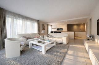 Gerenoveerd appartement in een verzorgd gebouw, vlakbij de Delhaize te Heist-aan-Zee. Gelegen aan de vernieuwde boulevard van Heist, met het strand tegenover het appartement. <br />Het appartement is onmiddellijk beschikbaar. <br /><br />Het betreft een ruim hoekappartement met volgende indeling: grote leefruimte met veel raampartijen en een leuk open zicht, een echte leefkeuken voorzien van alle inbouwtoestellen en een eeteiland, naast de keuken een praktische bergruimte voorzien van ingemaakte kasten, twee volwaardige slaapkamers met maatkasten en een ingerichte badkamer met inloopdouche. <br /><br />Extra troeven:<br />•Fietsenberging op het gelijkvloers<br />•Private kelderberging<br />•Hoekligging met veel natuurlijke lichtinval<br />•Strand op wandelafstand<br /><br />Een interessant appartement zowel als vaste woonst of als tweede verblijf. <br /><br />Prijs per maand: 1.000 EUR + 60 EUR vaste syndicuskosten.<br /><br />Bezoeken of meer informatie? Contacteer Willem Cauwels op Tel. 050/89.27.70