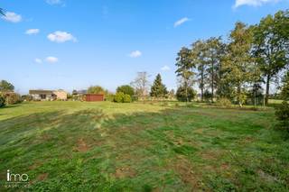 Op zoek naar een woning met een ruime tuin, een aangename veranda en een vrij uitzicht achteraan? Deze woning biedt tal van mogelijkheden op een rustige locatie.<br /><br />Deze woning combineert een praktische indeling met aangename leefruimtes en een ruime tuin met terras. Dankzij het vrije uitzicht achteraan geniet u hier van rust en privacy.<br /><br />Ongeveer tien jaar geleden werd de woning binnen volledig gerenoveerd. Daarbij werden onder meer de keuken en badkamer volledig vernieuwd en werd het interieur volledig opgefrist. Alsook vernieuwde waterleiding, verwarming en elektriciteit.<br /><br />Via de inkomhal bereikt u zowel de woonkamer als de volledig uitgeruste keuken, die aansluit op de leefveranda. De grote raampartijen zorgen hier voor een mooie lichtinval en een aangenaam zicht op de tuin. Verder beschikt de woning over twee slaapkamers en een ruime badkamer met douche en ligbad. Ook een aparte wasruimte, garage en kelderberging zijn aanwezig.<br /><br />De absolute troef? De ruime, zuidoostgerichte tuin met terras en het vrije uitzicht achteraan, waar u in alle rust van het buitenleven kunt genieten.<br /><br />Wenst u deze woning zelf te ontdekken? Neem vandaag nog contact op voor een bezoek.<br />Meer info via valerie.vdk@imovastgoed.be of via 015/34.34.54.<br /><br />Benieuwd naar de waarde van uw eigen eigendom? Wij helpen u graag met een vrijblijvende waardebepaling.