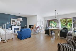 In de verzorgde residentie Dennendael ontdek je dit hoger gelegen gelijkvloers appartement met 2 mooie terrassen. De ligging is prima: rustig en...