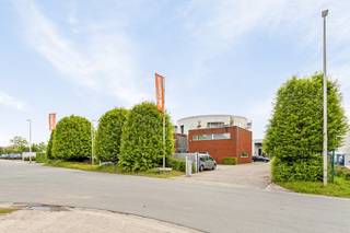 Het kantoorgebouw is gelegen aan de Rijkmakerlaan in Essen. Een welgekend industriegebied dat makkelijk toegankelijk en bereikbaar is.Het is gebouw...