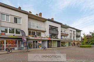 Commercieel goed gelegen handelswoning op het Halenplein te Kortrijk.<br /><br />Deze winkel wordt al 40 jaar met succes uitgebaat door dezelfde exploitant als krantenwinkel en is nu beschikbaar voor een nieuwe ondernemer.<br />Het betreft tot op heden een ruime, ingerichte winkel met een top-postpunt, ruime garage en ook zeer geschikt voor andere commerciële activiteiten.<br /><br />Gelegen aan het Halenplein, een ruim en groen plein en centrale ligging in de woonwijk sint-Rochus en sint-Elisabeth .<br />Deze locatie profiteert van een gevarieerd winkelaanbod en gratis parkeermogelijkheden.<br />Bovendien is er op het plein ook een kleuterschool wat bijdraagt aan de levendigheid van de omgeving.<br /><br />De woonst heeft een aparte inkomhal op het gelijkvloers en via de garage, achteraan in de Terhagenstraat, is er ook toegang tot de commerciële ruimte.<br />De eerste verdieping bevat een keuken met aansluitend een groot terras, een living met een zuidgericht terras en een prachtig zicht op het groen van het Halenplein en het Park Blauwe Poort.<br />Op de tweede verdieping bevinden zich drie slaapkamers en een badkamer, terwijl de zolder nog extra ruimte biedt met twee zolderkamers.<br /><br />Voor de overname van de handelszaak dient een persoonlijke afspraak gemaakt te worden.<br /><br />Mis deze unieke kans niet en neem contact met Christophe op het nummer 0497 41 37 37 of christophe@immotion.be voor meer informatie en/of een bezichtiging.
