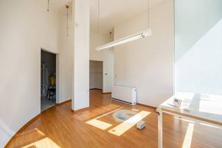 Kantoor/handelspand met een brede etalage (11m) op een centrale zichtlocatie in Herentals. Tegenover trein- en busstation met openbare parking voor...