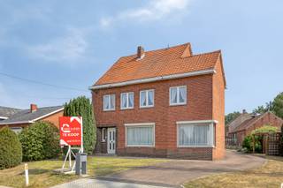 Deze gezinswoning met 3 slaapkamers biedt heel wat potentieel en is ideaal gelegen in Heppen. Alle voorzieningen, zoals winkels, horeca, scholen en openbaar vervoer, bevinden zich op wandelafstand. Dankzij de nabijheid van de N72, N73 en N141 zijn zowel de woning als de omliggende gemeenten vlot bereikbaar.<br /><br />Indeling:<br />We betreden de woning via de inkomhal. Deze geeft meteen toegang tot de ruime woonkamer en de keuken. Via de keuken bereiken we zowel de kelder als de eetkamer met kachel en de berging/wasplaats. Aansluitend op de berging bevindt zich een werkruimte, die eveneens perfect kan dienen als extra bergruimte. Daarnaast is er langs buiten ook een apart toilet bereikbaar.<br /><br />Op de eerste verdieping bevinden zich 3 slaapkamers en een badkamer, uitgerust met een toilet, douche en wastafel. De grootste slaapkamer beschikt bovendien over een aangrenzende ruimte die ideaal kan dienen als dressing.<br /><br />Via een valtrap in de nachthal is ook de handige zolder bereikbaar, die extra opbergruimte biedt.<br /><br />Buitenruimte:<br />Buiten kan u volop genieten van het buitenleven op het ruime perceel van maar liefst 14 a 59 ca. Daarnaast beschikt de woning over een garage.<br /><br />Extra troeven:<br />- Veel potentieel<br />- Ruim perceel van 14 a 59 ca<br />- Rustige en gunstige ligging<br /><br />Renovatieverplichting voor residentiële gebouwen is van toepassing. Meer info: https://energiesparen.be/renovatieverplichting.<br /><br />Voor meer informatie of een bezoek, neem contact met ons op via info@vastengoed.be of bel naar 014/72 73 74.<br /><br />(Wenst u een gratis schatting van uw eigendom? Neem contact met ons op via 014/72 73 74.)