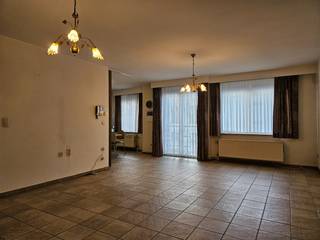 BEZOEK AANVRAGEN ENKEL MOGELIJK VIA VOLGENDE LINK: <br />https://verlinden.mijnhuurprofiel.be/property/ec208a6a-894c-48c9-a96c-1057d577ea2d<br /><br />Dit appartement met 2 slaapkamers is gelegen in het centrum van Mol, op wandelafstand van winkels, scholen, openbaar vervoer...<br /><br />Via de inkomhal komen we in de leefruimte, deze is opgedeeld in een zithoek en een eethoek. De open keuken is voorzien van een koelkast, kookplaat, afzuigkap en voldoende opbergruimte. Daarnaast is er ook een berging aanwezig.<br /><br />De nachthal geeft toegang tot de 2 slaapkamers en de badkamer, voorzien van inloopdouche en wastafel met meubel. Ook is er een apart toilet en een technische ruimte met aansluitingen voor wasmachine en droogkast voorzien.<br /><br />Inbegrepen is ook een kelderberging.<br /><br />Huurprijs: €840/maand | Gemeenschappelijke kosten: €10/maand | beschikbaarheid: 01/11/2026 | EPC: 102 kWh/m² (label B)