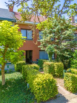 Nabij de "Brusselse bossen" vinden we deze woning met drie slaapkamers en vele mogelijkheden. <br /><br />gelijkvloers: Inkomhal met aparte toilet, een living met hout haard, een keuken met aanpalende ruimte en cv-/bergruimte. <br /><br />verdiep: 3 slaapkamers (17m² - 13.6m² - 8.5m²) en een badkamer. <br />De zolderruimte (niet meegerekend in de bewoonbare oppervlakte van 133m²) van circa 45m² is heden bereikbaar met een vlizotrap echter biedt deze vele (uitbreiding) mogelijkheden. <br /><br />Op het perceel bevindt zich een garagebox dewelke via de tuin en de naast gelegen straat (Max Hermanlei) toegankelijk is. Voor de garage eveneens veel parkingmogelijkheden.