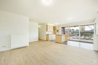 <p>Charming two-bedroom corner apartment in a strategic location between Heist op den Berg and Lier. This home, which is part of a pair of similar buildings with a modern look, features a living room with laminate flooring, a practical kitchen equipped with all appliances, a bathroom with a tub and shower stall, and a spacious storage room. One of the two bedrooms includes a built-in walk-in closet. The southwest-facing terrace opens off the kitchen. Behind the building, you’ll find a carport, which can be secured with an electric gate. Interested? Call Vlimma Vastgoed now at 0494.12.01.01. We’re also always available for free appraisals. </p>