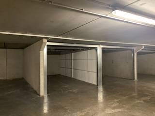 Ontdek deze ondergrondse garagebox in het recente complex aan de Dudzeelse Steenweg 127 te Brugge. De box is voorzien van elektriciteit...