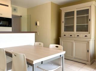 Dit zonnig appartement is gelegen op de 5de verdieping van een nette residentie, centraal in Nieuwpoort-bad. Indeling: inkom, Zuid-gerichte...