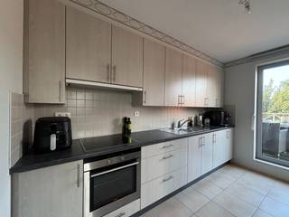Gezellig <strong>duplexappartement op de tweede verdieping </strong>met 2 slaapkamers, terras en praktische indeling te huur in Rupelmonde.<br /><br />De benedenverdieping beschikt over een ruime leefruimte met open keuken en rechtstreekse toegang tot het terras.<br />Verder is een apart gastentoilet.<br /><br />Op de bovenverdieping beschikt het appartement over <strong>twee ruime slaapkamers</strong>, een <strong>badkamer </strong>met toilet en een praktische <strong>berging</strong>.<br /><br />Praktische informatie:
<ul>
	<li>Vrij vanaf 16/10/2026</li>
	<li>Huurwaarborg: 3 maanden huur (€2.700,-)</li>
	<li>Combi ingaande + uitgaande plaatsbeschrijving: € 342,5,- incl. 21 % BTW (per partij)</li>
	<li>Gemeenschappelijke kosten: €10/maand</li>
</ul>
Wil je dit appartement bezoeken? Contacteer ons via 03/775.78.79.<br /><br />Neem voor ons volledig aanbod een kijkje op http://www.immoselekt.be<br /> 