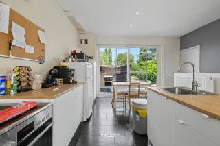 Bent u op zoek naar een ruim handelspand met een instapklare duplex waar wonen en werken perfect gecombineerd kunnen worden? Dan biedt dit pand tal van mogelijkheden.<br /><br />Het pand beschikt over een uitzonderlijk ruime handels- en opslagruimte van ca. 430 m², bereikbaar via een grote sectionale poort. Dankzij de open indeling stelt u zich hier meteen de vraag: wordt dit een winkel, garage, magazijn, stockage of e-commercehoofdkwartier? Er is bijvoorbeeld plaats voor maar liefst 15 wagens.<br /><br />Boven de handels- en opslagruimte bevindt zich een lichtrijke duplexwoning. Op de eerste verdieping vindt u een ruime leefruimte, een open keuken en een badkamer met ligbad en inloopdouche. De tweede verdieping omvat twee volwaardige slaapkamers en een extra kamer die ideaal is als kinderkamer, bureau of dressing.<br /><br />De duplex is uitgerust met airconditioning, vernieuwde ramen en een recente hoogrendementscondensatieketel, wat bijdraagt aan het wooncomfort en de energiezuinigheid. EPC X. <br /><br />Een veelzijdig pand op een centrale ligging in Hamme, ideaal voor wie op zoek is naar een combinatie van wonen en ondernemen.<br /><br /><br />Dit is een pand dat u echt gezien moet hebben om de indrukwekkende oppervlakte en mogelijkheden ten volle te kunnen inschatten. Wenst u een bezoek in te plannen? Stuur dan een e-mail naarfelix@uw-huis.be of bel tijdens de kantooruren naar 052463803.<br />