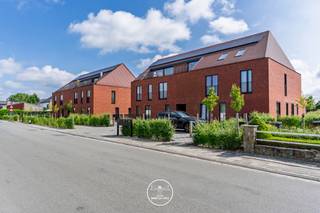 This small-scale residence, called “Valeria” is ideal for those who love peace and nature.<br />However, shops, bakeries and schools are just a few minutes' walk away. Moreover, you can reach the heart of Ghent by bike in no time.<br />Ghent, Antwerp or Brussels are easily accessible by car via the R4.<br />To recover after a busy working day or relax during the weekend, you can walk in the Reinaert Park and there are also beautiful walking routes in and around the "Damvalleimeer" nature reserve.<br /><br />Project - layout - finishing:<br /><br />This small-scale residential development of 10 spacious BEN apartments is divided into 2 small residences of 5 BEN apartments each.<br />This project is being developed with a sleek architecture with an eye for detail and also enjoys a spacious garden at the back.<br /><br />We can still offer 1 beautiful penthouse with a spacious south-west oriented terrace. The penthouse 60 02 01 is luxuriously finished: fully installed kitchen, bathroom with walk-in shower, sun blinds, underfloor heating, ventilation system D, heating with heat pump with cooling function, parquet, etc. In short, a ready-to-use gem.<br /><br />Underground parking spaces and storage rooms are of course also available.<br /><br />This project is eligible for the new 6% VAT scheme, we are happy to inform you about the conditions!<br />New for investors: the 6% VAT rate now also applies to purchases that are rented out for 15 years (under the applicable legal conditions). This reduces the purchase cost and can significantly improve your net return.<br /><br />Interior photos are references from previous projects by the same project developer.<br /><br />The project has been completed.<br /><br />For more information contact Anthony on 0488/14 62 77