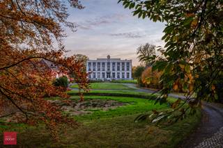 Prachtig kasteeldomein met conciërgewoning (2 huisnummers) en stallingen/garages. Kasteel bestaande uit royale inkomhal, dagelijkse...