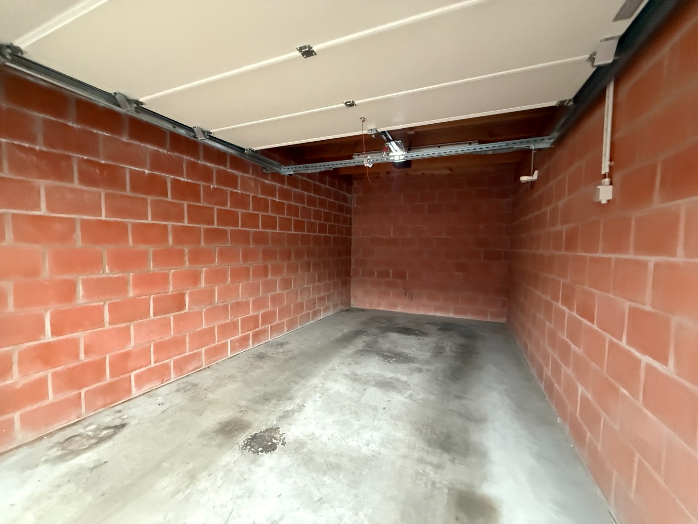 Afzonderlijke gemetste garage te huur centrum Roeselare - foto 2