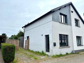 Deze charmante woning combineert hedendaags comfort met een ruime buitenomgeving en is ideaal voor wie op zoek is naar een gezellige huurwoning.Bij...