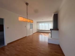 Gunstig gelegen bel-etagewoning met 3 slaapkamers en 2 badkamers te huur.Deze ruime woning geniet van een rustige ligging in een aangename buurt, met...