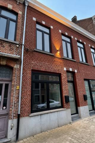 Instapklare stadswoning met 3 ruime slaapkamers in hartje Aarschot
Onze charmante woning op de geliefde Bonenwijk is zeker een bezoek waard.
De instapklare woning heeft een bewoonbare oppervlakte van 143 m² en werd in 2021 volledig gerenoveerd.
De woning beschikt over een ruime en lichtrijke leefruimte, een praktisch ingerichte keuken en inkomhal, drie volwaardige slaapkamers, ruime badkamer met toilet, opbergruimte, een apart toilet op het gelijkvloers en een gezellig ingerichte stadskoer.
Alle dagelijkse voorzieningen bevinden zich op wandelafstand: scholen, winkels, horeca en andere (sport)faciliteiten. Het station van Aarschot bereikt u in slechts 8 minuten te voet en de op- en afrit van de autosnelweg bevindt zich vlakbij.
Parkeren kan gemakkelijk in de straat, vlak voor de deur of op het ruime plein.
Kortom: een volledig gerenoveerde, instapklare gezinswoning met drie ruime slaapkamers, een gezellige stadskoer en een uitstekende ligging in het stadscentrum.
Troeven op een rijtje:
- 143 m² bewoonbare oppervlakte
- Volledig gerenoveerd in 2021
- 3 ruime slaapkamers
- Gezellige stadskoer
- Centrale ligging in het hartje van stad Aarschot
- Op wandelafstand van winkels, scholen en station
- Vlotte verbinding naar autosnelweg
- Parkeergelegenheid voor de deur